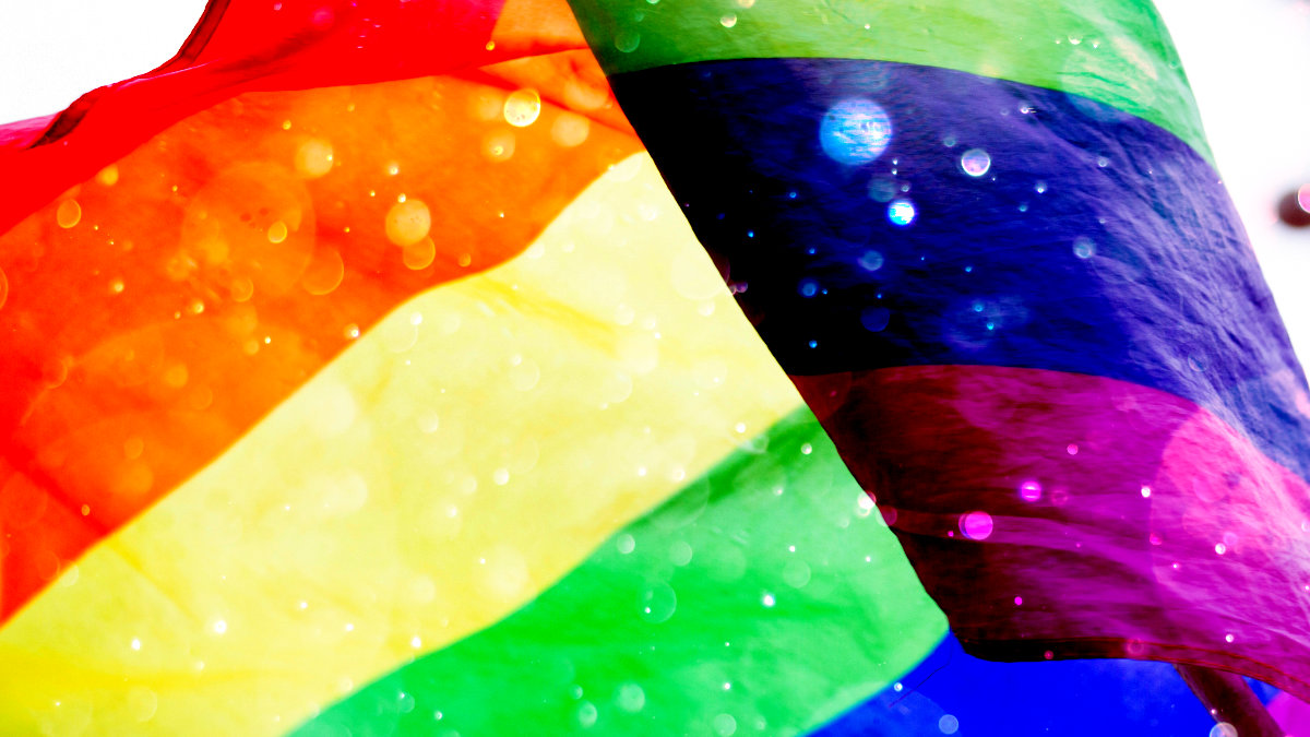 CSD Demo Düsseldorf Wehende Regenbogenflagge